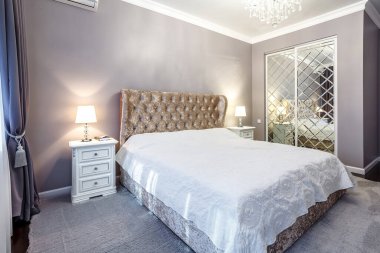 Lüks otel odası. Yatak, vagon bağlantı başlığıyla.