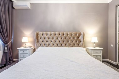 Lüks otel odası. Yatak, vagon bağlantı başlığıyla.