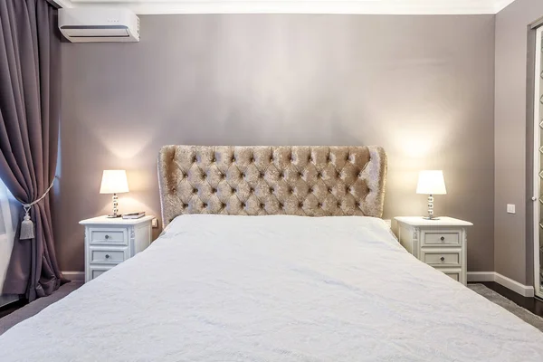 Роскошная спальня отеля. Кровать с подушкой безопасности — стоковое фото