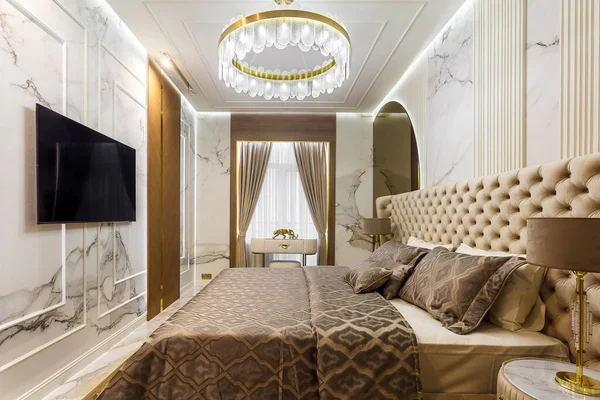 Роскошная спальня отеля. Кровать с подушкой безопасности — стоковое фото