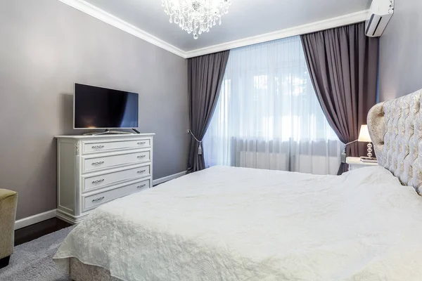 Lüks otel odası. Yatak, vagon bağlantı başlığıyla.