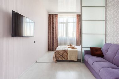Yatak odası ve yaşam alanı olan modern stüdyo daire tasarımı. Otel odası, cam sürgülü kapı. Şehir konsepti