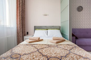 Yatak odası ve yaşam alanı olan modern stüdyo daire tasarımı. Otel odası, cam sürgülü kapı. Şehir konsepti