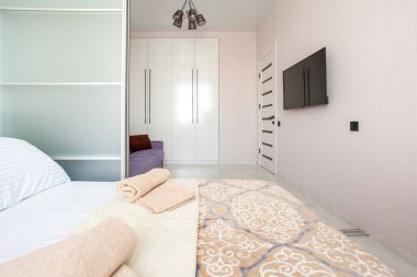 Yatak odası ve yaşam alanı olan modern stüdyo daire tasarımı. Otel odası, cam sürgülü kapı. Şehir konsepti