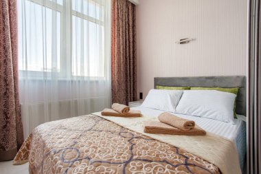 Yatak odası ve yaşam alanı olan modern stüdyo daire tasarımı. Otel odası, cam sürgülü kapı. Şehir konsepti