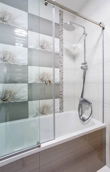 Kis és kompakt fürdőszoba kortárs stílusban. — Stock Fotó