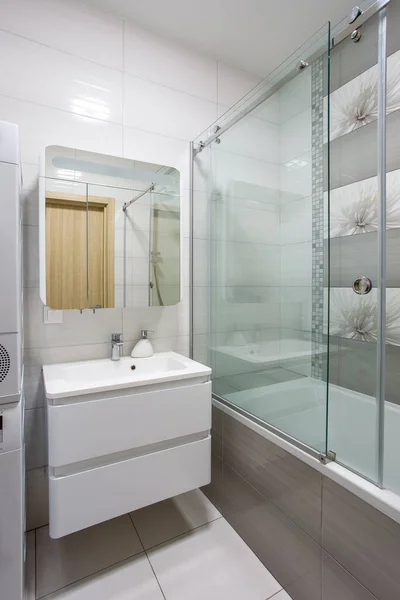 Egy modern fürdőszoba egy fehér hiúság, tükör, és hardver. — Stock Fotó