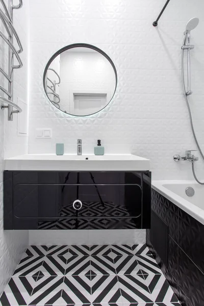 Modern fürdőszoba fekete hiúsággal, tükörrel és hardverrel. — Stock Fotó