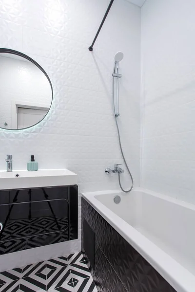 Modern fürdőszoba fekete hiúsággal, tükörrel és hardverrel. — Stock Fotó