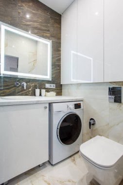 Lüks banyo iç tasarımı ve seramik fayans duvarı. çağdaş döşeme