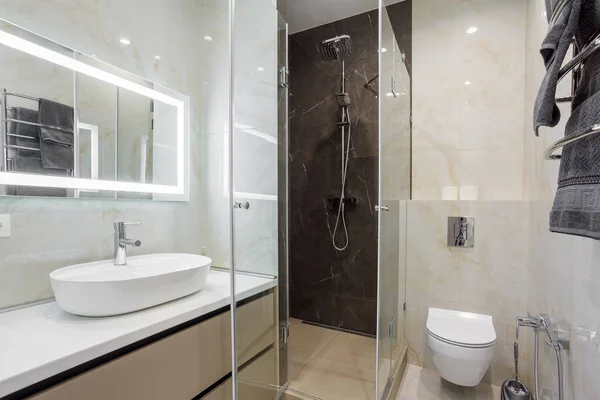 Luxus fürdőszoba belső kialakítás és kerámia csempe fal — Stock Fotó