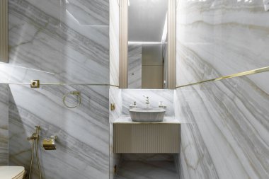 Mermer döşeme duvarı ve mermer lavabo, lüks banyo iç kısmı..
