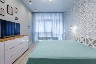 İç mekan fotoğrafçılığı, modern yatak odası süiti, büyük bir yatak odası, televizyon ve beşik.