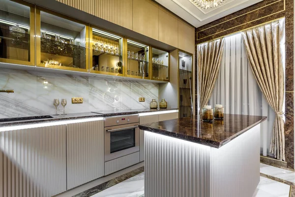 Luxe keuken design, Italiaans marmer en granieten aanrecht Stockfoto