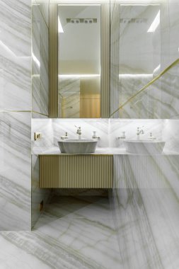 Lüks banyo içi mermer kiremit duvarlı.