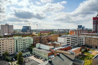 Pencereden şehir manzarasına bak