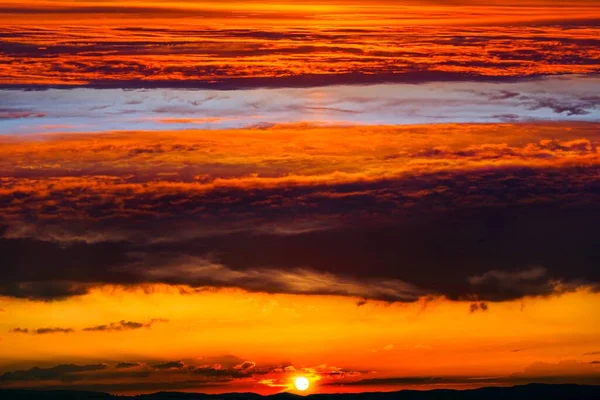 日落或日出的云彩 背景的天空 迷人美丽的日落在天空中 — 图库照片