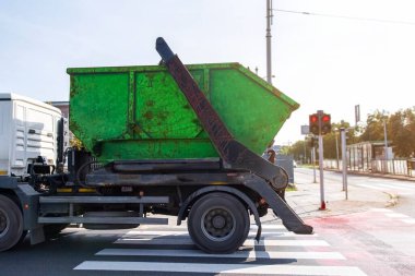 Çöp kamyonu şehir yolunun kesiştiği yerde.