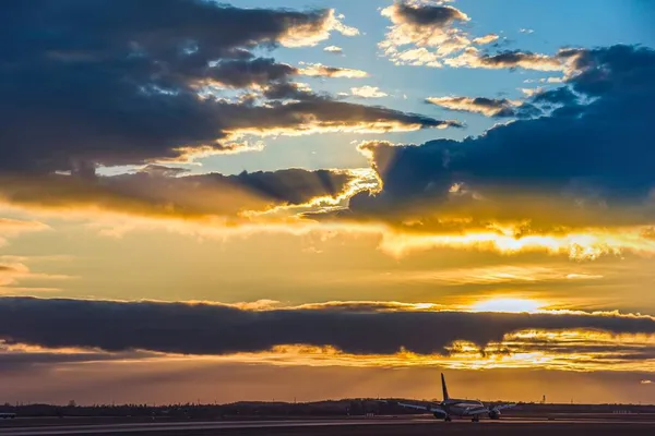 Puesta Sol Cielo Bajar Del Avión Viajar —  Fotos de Stock