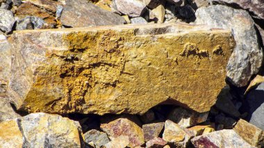 Taş Bilimi, Doğal Taş veya donmuş lav, demir cevheri