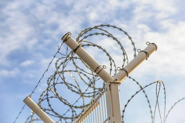 Dikenli teller, göçmen krizi. Çit veya Sınır