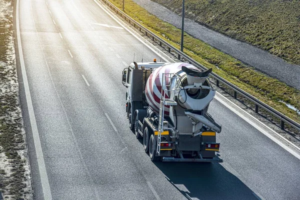 Lkw Betonmischer Auf Der Straße — Stockfoto