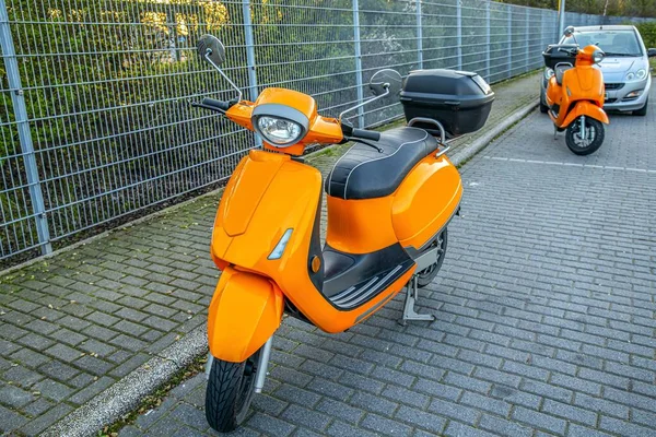 Scooter Orange Garé Près Clôture — Photo