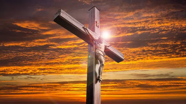 基督在血淋淋的天空下的十字架和十字架 — 图库照片
