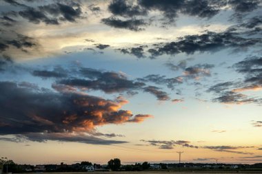 Bulutlar ya da gün doğumu sabahı, arka plan gökyüzü gün batımı