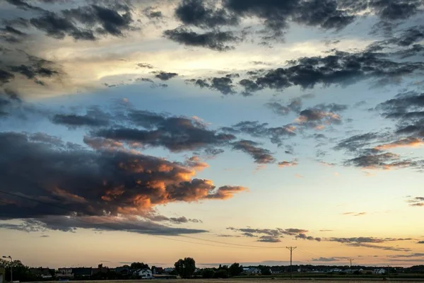 Bulutlar ya da gün doğumu sabahı, arka plan gökyüzü gün batımı