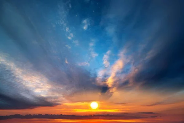 Sol Brilhante Contra Fundo Céu Nuvem — Fotografia de Stock