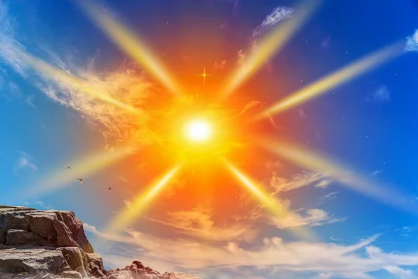 Солнце Яркое Фоне Неба Облаков — стоковое фото