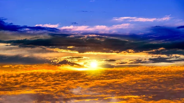 Sol Brilhante Contra Fundo Céu Nuvem — Fotografia de Stock