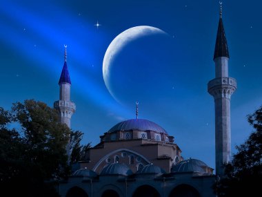 Hilal ve gökyüzünün arkaplanındaki cami