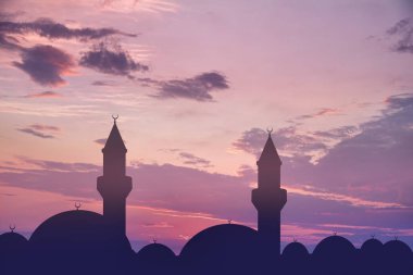 Gün batımının arka planında güzel bir caminin silueti