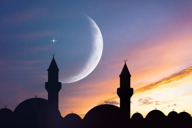 Gün batımının arka planında güzel bir caminin silueti