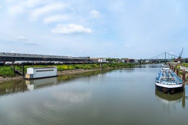 Kargo gemisi limanda, nehir taşımacılığı. Nehirden liman altyapısına bak,