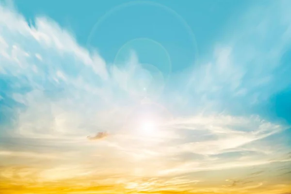 Sole Splende Sullo Sfondo Del Cielo Delle Nuvole — Foto Stock