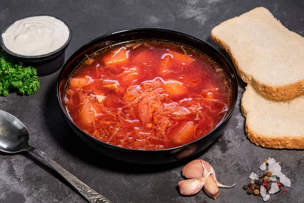 Борщ Украинский Суп Красный Суп Борщ Сметаной Луком Белый Хлеб — стоковое фото