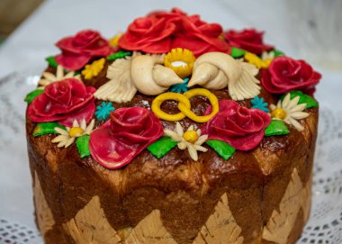 Tuzlu düğün ekmeği yeni evliler tarafından karşılanır ve düğün ekmeği ile tedavi edilir. Ukrayna geleneksel törensel ekmeği. Tatlı hamurdan düğün hediyesi