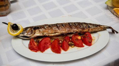 Sebzeli kızarmış balık. Balık tabağı servis ediyorum. Yakın plan.