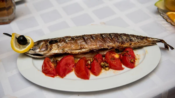 Gebratener Fisch Mit Gemüse Servieren Fischgerichte Nahaufnahme — Stockfoto