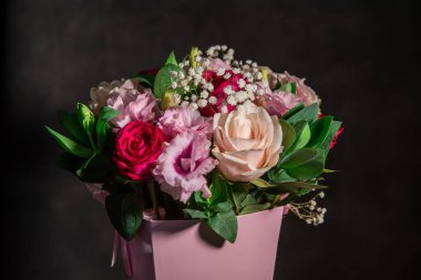 Güzel bir buket renkli gül çiçeği. Şenlikli çiçek konsepti. Taze güller, frezyalar, Eustoma ve diğerleri..