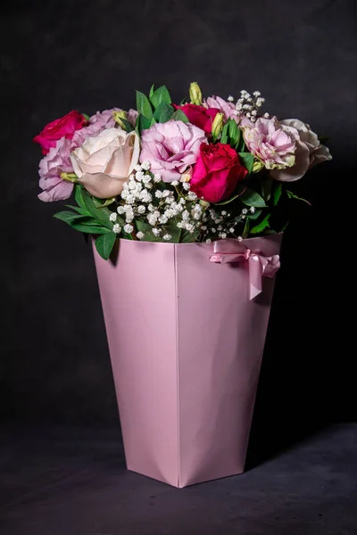 Букет Цветов Коробке Подарочный Розовый Ящик Цветами Черном Фоне — стоковое фото