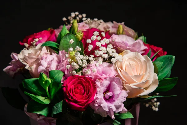 장미꽃들로 아름다운 꽃다발 꽃들의 자유시아 스톡 사진