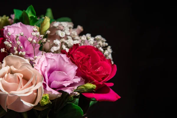 Прекрасный Букет Разноцветных Розовых Цветов Черном Фоне Концепция Праздничных Цветов — стоковое фото
