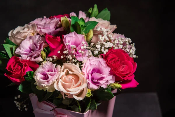 Прекрасный Букет Разноцветных Розовых Цветов Черном Фоне Концепция Праздничных Цветов — стоковое фото