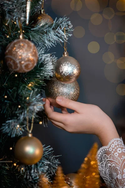 Noel ağacı süsleme süreci. Noel ağacını Noel ağacı arka planıyla süslüyor ve Noel süslerini karla, kıvılcımla, ışıltıyla süslüyor. Mutlu yıllar ve Xmas teması