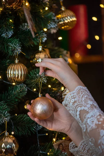 Noel ağacı süsleme süreci. Noel ağacını Noel ağacı arka planıyla süslüyor ve Noel süslerini karla, kıvılcımla, ışıltıyla süslüyor. Mutlu yıllar ve Xmas teması