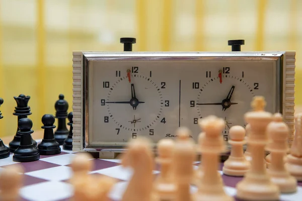 체스와 시계의 나무판 에서의 — 스톡 사진
